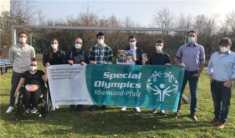 Die Studierenden überreichten die Nintendo Switch und zwei Bewegungsspiele an Beschäftigte der Werkstatt. Ebenfalls mit dabei waren Nina Hagedorn, Projektkoordinatorin „Wir gehören dazu“ von Special Olympics und weitere Verantwortliche der RMW. Foto: privat