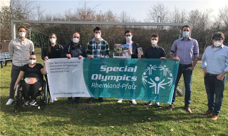 Die Studierenden überreichten die Nintendo Switch und zwei Bewegungsspiele an Beschäftigte der Werkstatt. Ebenfalls mit dabei waren Nina Hagedorn, Projektkoordinatorin „Wir gehören dazu“ von Special Olympics und weitere Verantwortliche der RMW. Fotos: TomTom PR Agentur