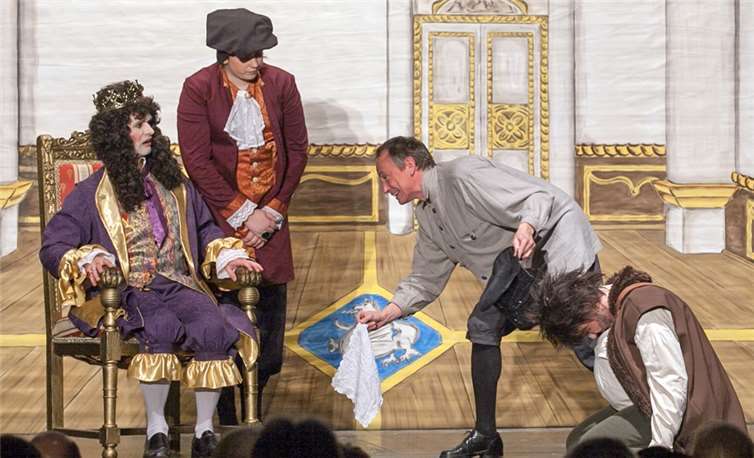 Die Studiobühne Wachtberg begeisterte Jung und Alt mit der Aufführung des Stücks „Des Kaisers neue Kleider“ nach dem Märchen von Hans Christian Andersen in der Aula der Sekundarschule Berkum. -JOST-