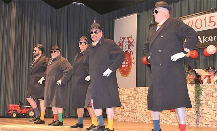 Die Studiosen Markus Zimmermann, Willi Wagner, Karlheinz Rothmeier, Günter Schnitzler und Werner Dieler (v. l.) begeisterten mit ihrem Tanzvortrag „Männer“.