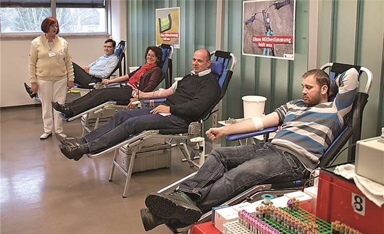 Die Stühle im Blutspenderaum waren gut besetzt, viele der Mitarbeiter hatten gespendet.US