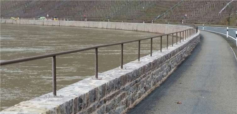 Die Stützwand Rüberberg zwischen Poltersdorf und Senhals.privat