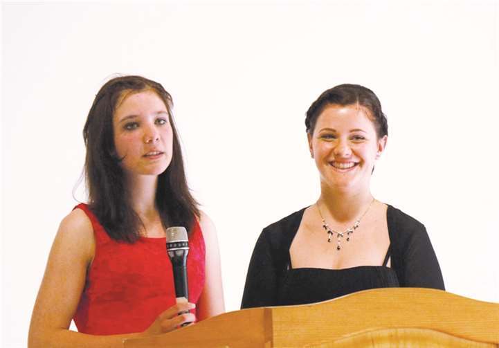 Die Stufenvertreterinnen, Annabelle Thiesen und Lea-Luise Breuer, hielten eine Rede.