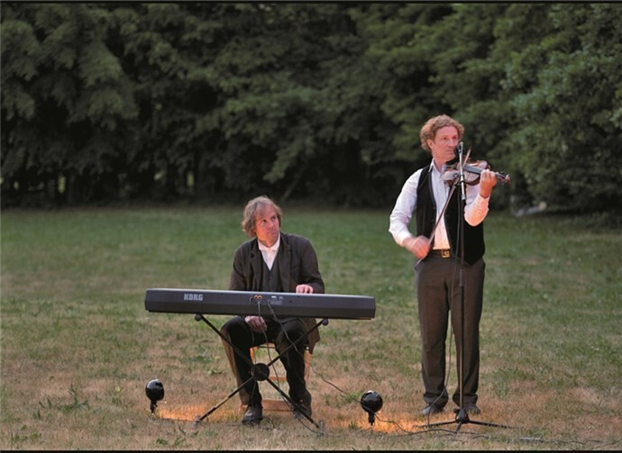 Die Stummfilme im Wanderkino werden live mit Violine und Piano vertont.