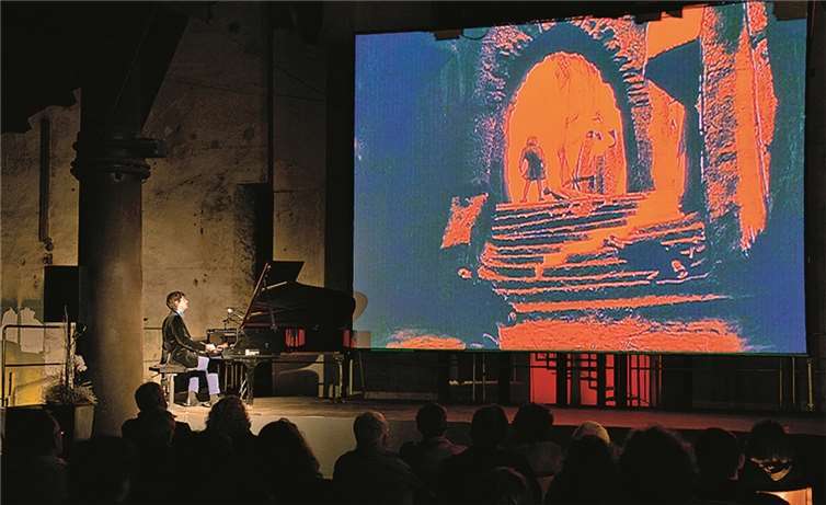 Die Stummfilmvorführung „Der Golem, wie er in die Welt kam“ wurde mit Live-Musik von Stephan Graf von Bothmer untermalt und interpretiert. Als Solist am Flügel verstand von Bothmer es, die eindringlichen Bilder des Filmklassikers mit der Musik zu einer neuen, expressiven Einheit zu verschmelzen. Die historische Gießhalle der Sayner Hütte bot dafür das einzigartige Ambiente.