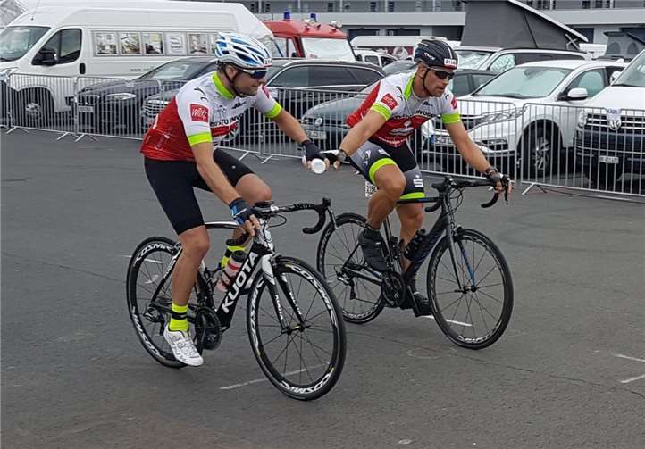 Die Sturmvögel Björn König und Mario Hamm beim 24h Rennradrennen am NürburgringFoto: privat