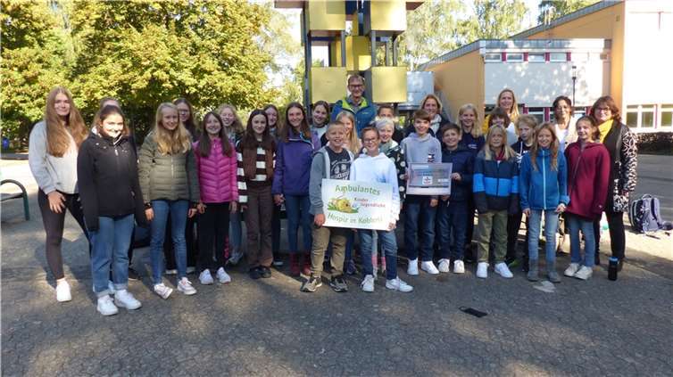 Die SuS aus der Projektgruppe, im Hintergrund von links nach rechts: Schulleiter Rudolf Loch, die Lehrerinnen Claudia Jung, Patricia Andres, Katja Masendorf (Kinder- und Jugendhospiz Koblenz) und die Lehrerin Doris Höltken.  Fotos: Johannes-Gymnasium