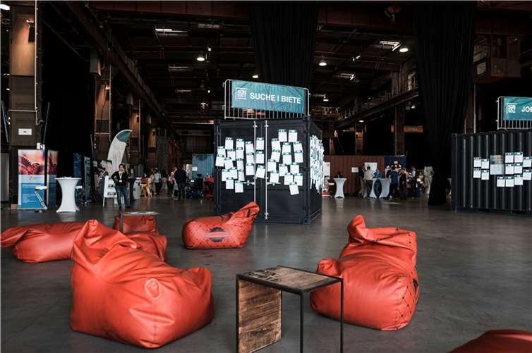 Netzwerkevent und Highspeedmesse für regionale Unternehmen Die Suche-Biete-Area ermöglicht Teilnehmern und Besuchern konkrete Anknüpfungspunkte und erleichtert Kontaktaufnahmen, auch im Hinblick auf Job-Angebote.Quelle: KONEKT/Manuel Mayer