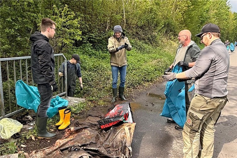 Die Suchkolonne „See“ durchkämmte den Bach nach Abfall.