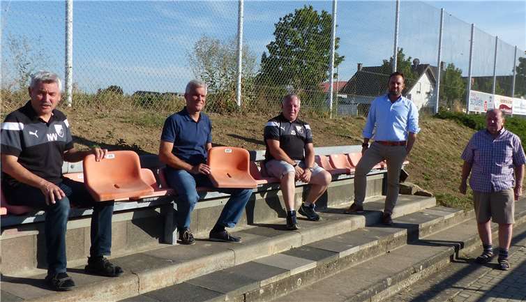 Die „Südkurve“ wird eingeweiht. (V li.) Norbert Weiss, zweiter Vorsitzender des Sportvereins, Marcus Knopp, BfM-Ratsmitglied und Kandidat für Ersdorf, Juppi Schoenenberg, Vorsitzender des Sportvereins, Christian Buchholz, BfM-Kandidat für Altendorf, Hermann-Josef Nöthen, ehemaliger Ortsvorsteher von Altendorf, BfM.