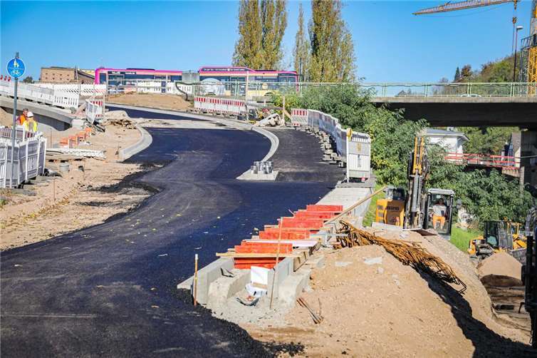 Die Südrampe der Pfaffendorfer Brücke wird dieser Tage asphaltiert. Im nächsten Schritt kommt es zu einer Vollsperrung der Emser Straße aufgrund von Kanalbauarbeiten.  Foto: Stadt Koblenz/Andreas Egenolf