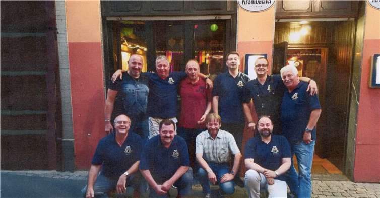 Die „Suffköpp“ vor ihrem Stammlokal. Privat