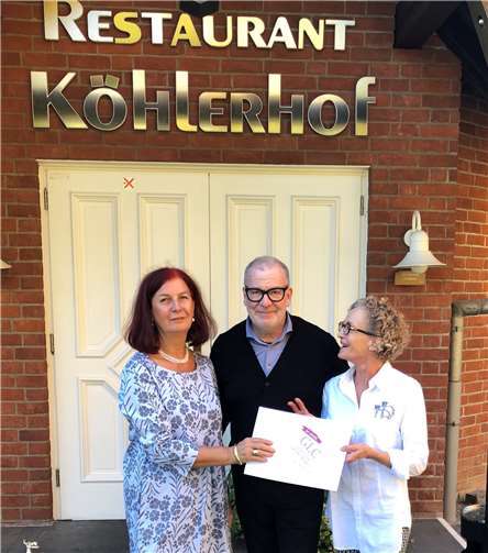 Die Summe übergaben Claudia und Wolfgang Steinheuer von der GLC-Golfclub Gastronomie am Köhlerhof an Ulrike Dobrowolny.privat