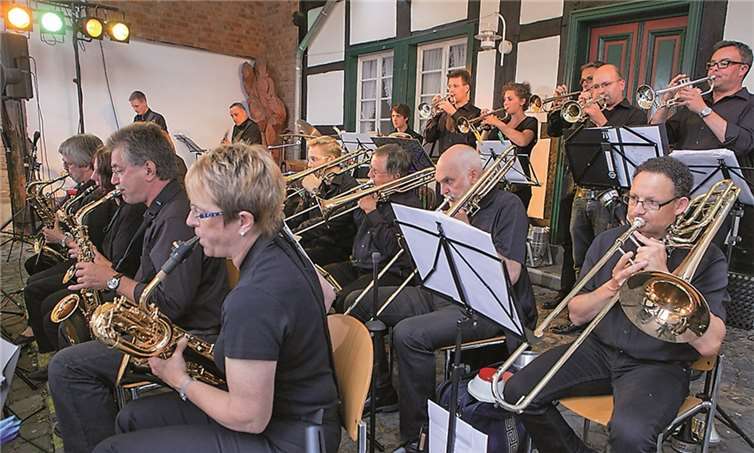 Die Sunny Side Big Band unter der Leitung von Annett Vauteck machte den Auftakt zur diesjährigen Veranstaltungsreihe „Kultur im Hof“. JOST