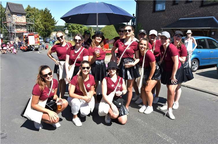 Die „Sunshine Girls“ der Queckenberger KG genossen das passende Wetter zu ihrem Namen. Fotos: EICH