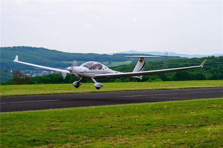 Die Super Dimona im Einsatz an ihrem Heimatflugplatz Bad Neuenahr-Ahrweiler.  Foto:Patrick Holland-Moritz