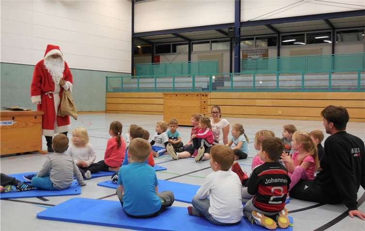 Die Super-Minis staunten über den Nikolaus, der sie beim Training besuchte. privat