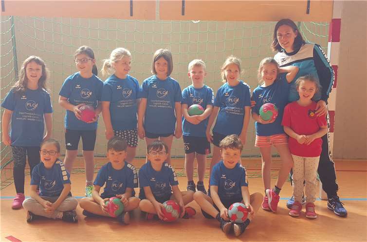 Jüngste Handballer feiern den Saisonabschluss Die Super-Minis waren auch am Start und zeigten ihr Können. Damit machten sie Katrin Lubcynski stolz.