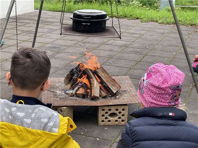 Die Suppe aus dem Feuerkessel war heiß begehrt und im Nu aufgefuttert. Foto: privat