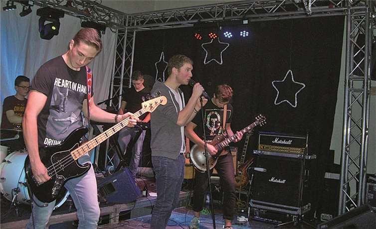 Die Support-Band „Forever and a day“ brachte das Publikum auf Betriebstemperatur.