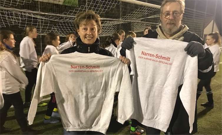 Die Sweat-Shirts wurden von allen sofort übergezogen. Foto: privat