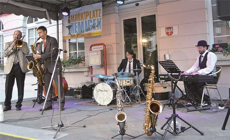 Die „Swinging Fundus Jazz Band“ sorgte am Samstag für Stimmung auf dem Remagener Marktplatz. AB