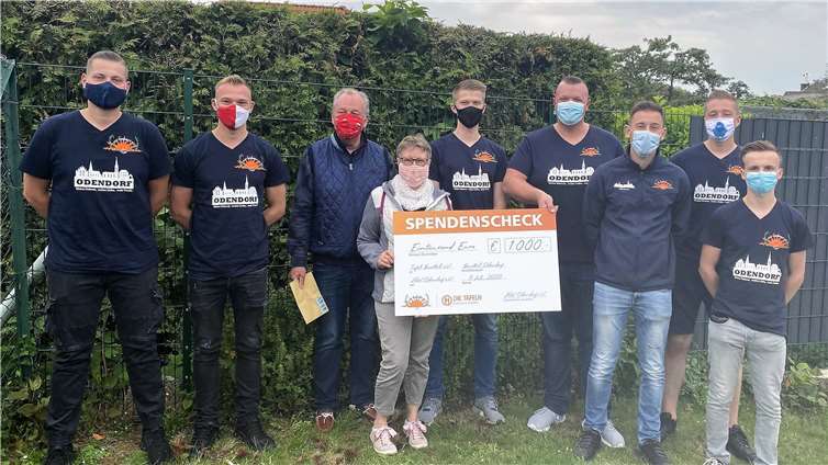 Die Swistaler Tafel freute sich über die großzügige Spende (v.l.):. Daniel Linden, Kai Schiffer, Hubertus Schmitz, Hella Liebermann, Lars Aussem, Sebastian Fuhrmann, Eric Bittmann, Luca March, Marcel Müller.Fotos: EICH