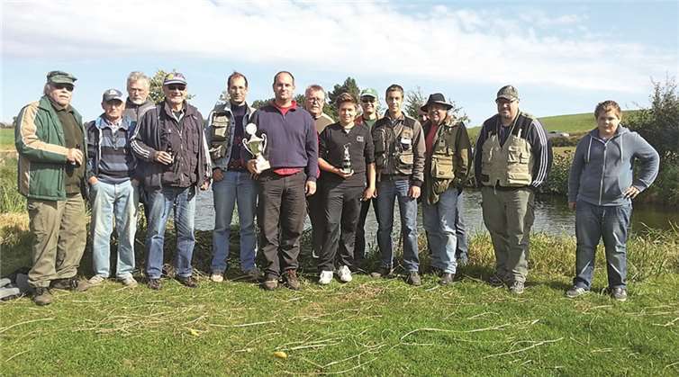 Die Swisttaler Angelfreunde trafen sich zum „Abfischen“ am letzten Sonntag im September. Hierbei überreichte Vorsitzender Kolja Kreder die Pokale an Sascha Reiche bei den Erwachsenen und an Lukas Königshoven bei den Jugendlichen für die jeweils besten Fangergebnisse. Privat