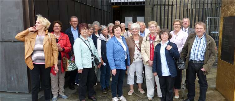 Die Swisttaler Mitglieder der Senioren-Union vor der Domschatzkammer in Köln.privat