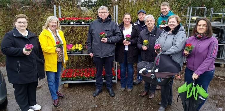 Die Swisttaler Sozialdemokraten verteilten 333 Primeln an Frauen, insbesondere an die Beschäftigten in den Kindertagesstätten und offenen Ganztagsschulen der Gemeinde.Quelle: SPD Swisttal