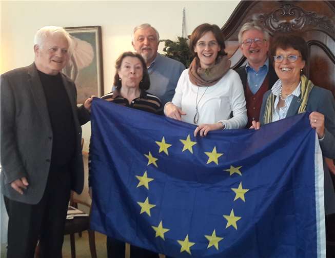 Die Swisttaler nehmen Jessica Gaitskell in die Mitte (4. v.l.). Foto: privat