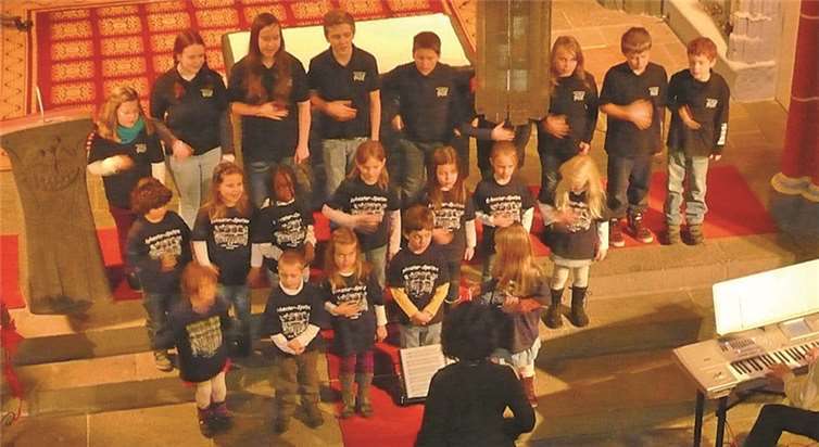 Die „Sylvester-Spatzen“ unter der Leitung von Andrea Schlich stimmen auf Weihnachten ein. privat