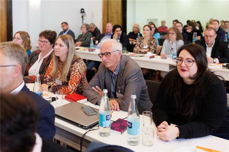 Die Synodalen aus dem Westerwald bei der Synode der EKHN in Frankfurt: v.re. Pfarrerin Elisabeth Huhn, Dieter Eller, Ester Frank und Rotraud Weber. Foto: Peter Bongard