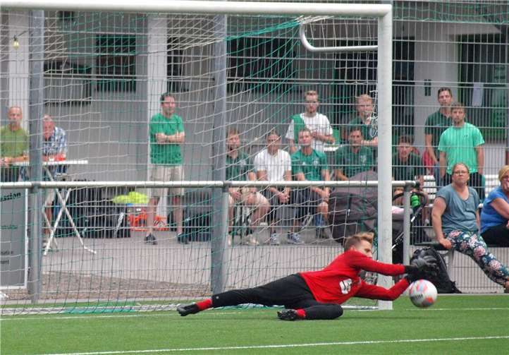 Mülheim-Kärlich triumphiert in Kottenheim Die Szene, die das Turnier entschied. Jonas Lauer von der SG Mülheim-Kärlich taucht ab und pariert den Elfmeter von Niklas Nett.