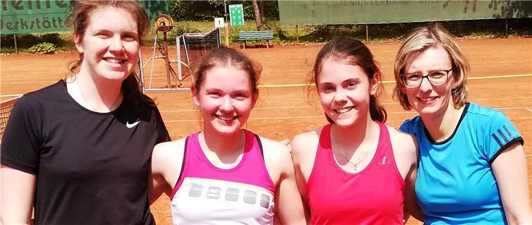 Die TC Steimel Damen Jil Dreidoppel, Ayleen Herder, Carlotta Neitzert und Laura Schuh (Meister D-Klasse 2019) schlagen in dieser Saison in der C-Klasse auf. Das Auftaktspiel findet am 21.6 ab 9 Uhr auf der Anlage des TC Steimel statt. Gegner ist der TC Helferskirchen.Foto: Dietrich Rockenfeller