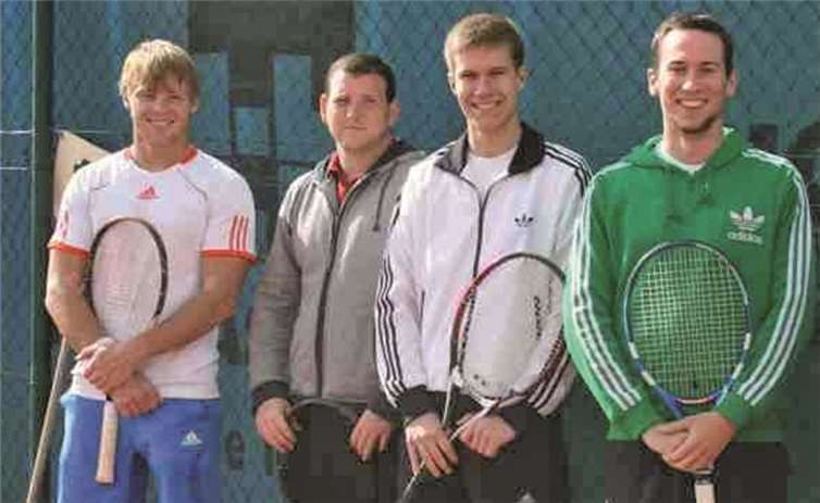 Die TCNU Herrenmannschaft (v.li.): Sascha Blacha, Peter Porz, Hendrik Muurling, und Michael Kohlhaas; es fehlen Daniel Hartmann und Benedikt Kohlhaas. privat