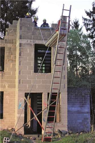 Die THW-Helfer lassen die verletzte Person mittels Leiterhebel ab.THW Ahrweiler