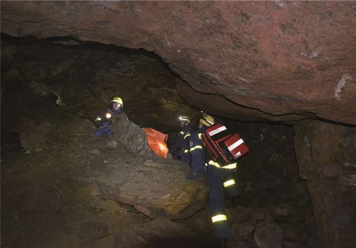 Die THW Helfer mussten verschiedene Situationen, wie hier in einer Höhle, meistern. THW Bendorf