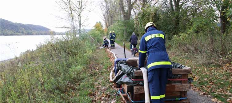 Die THW-Helfer überwachen die Schlauchstrecke.Foto: privat