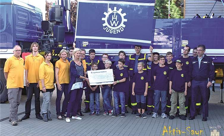 Die THW-Jugend Bendorf freut sich über den Scheck. Aktiv sayn