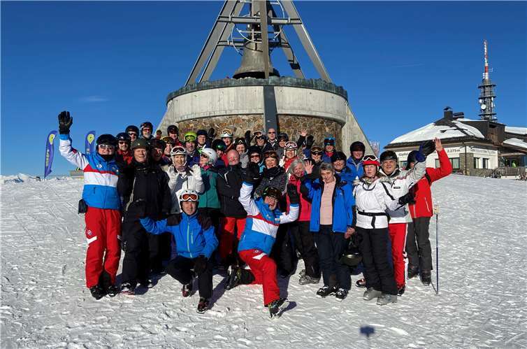 Die TV 06-Skisportler auf dem Gipfelplateau des Kronplatzes in Südtirol. Foto: privat
