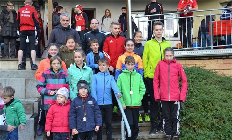 Die TV-Crosslauf-Gruppe 1. Reihe v.l.: Frieda Balles, Noah Oberkirch, 2. Reihe: Josi Balles, Ella Lehrmann, Lennart Mohr, Lucas Raueiser, Sarah Gräf, 3. Reihe: Lilli Balles, Laura Serwazi, Mathis Mohr, Sophia Oberkirch, Kai Schiefelbein, 4. Reihe: Peter Raueiser, Volker Balles, Jens Mildenberger und Julia Marinus.privat