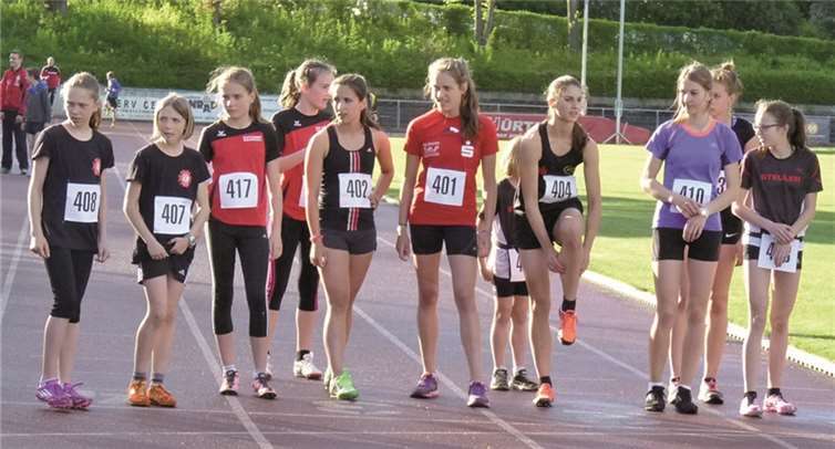 Die TV-Damen am Start: Erste von links Sarah Gräf, zweite von links Josi Balles, dritte von rechts Daria Schiefelbein. privat