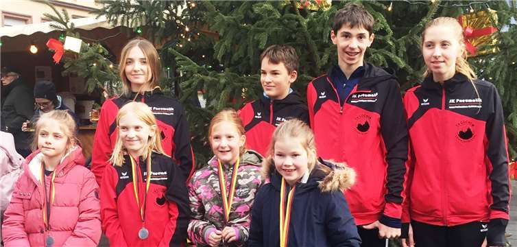 Die TV-Läufergruppe bei vorweihnachtlichem Ambiente in der Zeller Innenstadt mit: erste Reihe v.lks.: Lara Dernst, Frieda Balles, Anna Sophie Bouman, Emma Theis,; hintere Reihe v.lks: Josi Balles, Mathis Mohr, Tim Fuhrmann, Lana Sophie Göbel.Foto: TV Cochem