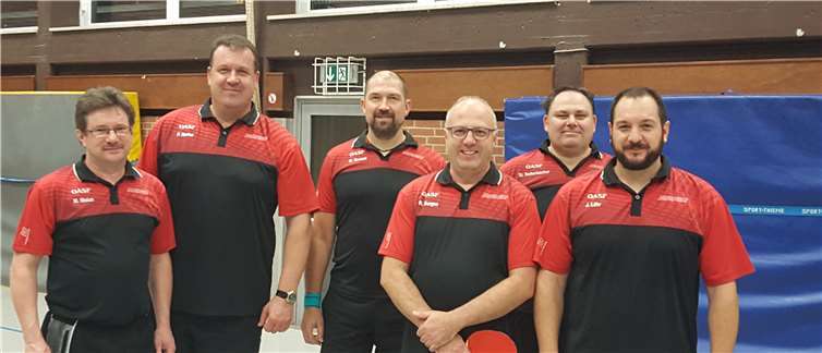 Die Tabellenführer der Oberahrtaler Sportfreunde: (v.li.) Martin Nisius, Peter Reuter, Matthias Hensen, Markus Surges, Stephan Radermacher, Jürgen Löhr.Privat