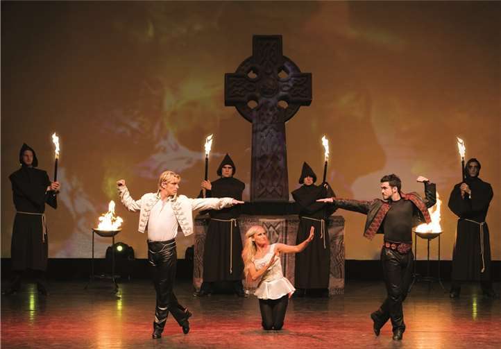 Die Tänzer bieten den Zuschauern eine mitreißende Steppshow. Ingo Rast