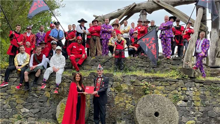 Die Tänzer des Obermendiger Herrenballetts „Die Johannis-Höfer“ haben die Pokale für ihre beiden ersten Plätze beim diesjährigen 2. BvDM-Video-Cup des Bundverbandes Deutscher Männerballette erhalten.Foto: privat