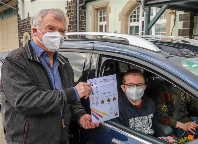 Die Tänzer erhielten ihre Urkunden mit Abstand vor dem Vereinsheim.