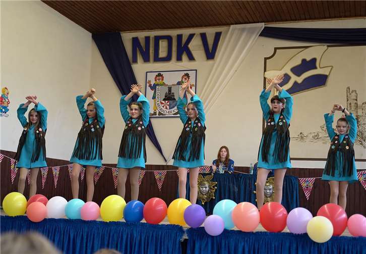 Die Tänzeri nnen aus Adenauzeigten einen mitreißenden Hippie-Tanz.