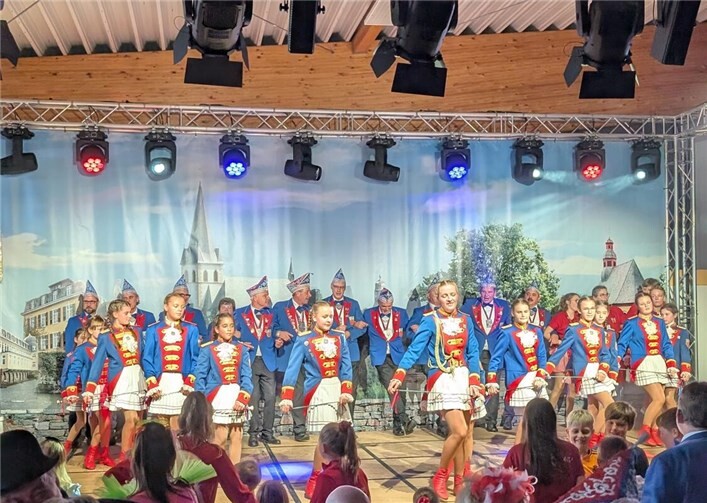 Die Tänzerinnen der KG Unkel mit dem Elferrat.  Foto: Carsten Walbröhl